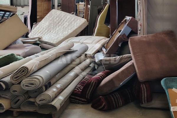 Matelas et meubles jetés