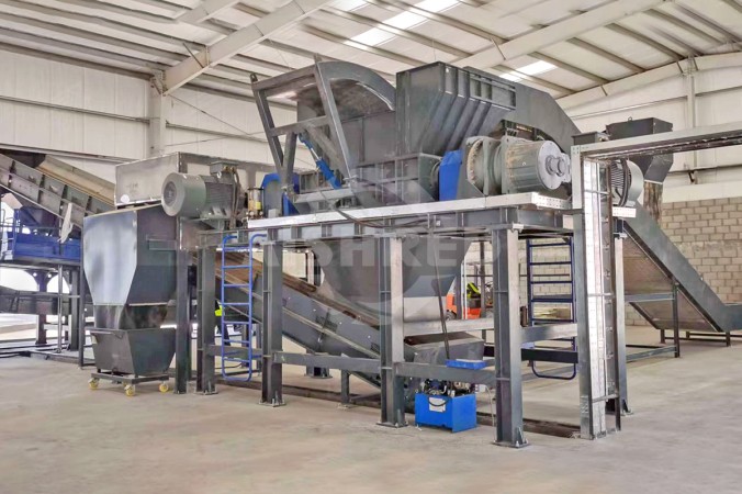 Un broyeur à double arbre utilisé dans le cadre d'un projet de recyclage d'aluminium de haute qualité d'une capacité de 10 000 tonnes par an au Moyen-Orient